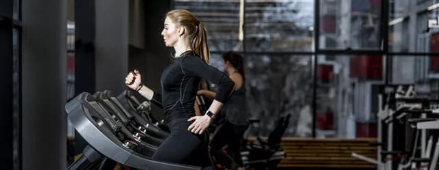 Jak ustawić interwały na bieżni, aby poprawić swoją kondycję skutecznie