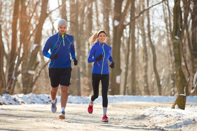 Jak biegać w zimę bez ryzyka kontuzji i z przyjemnością